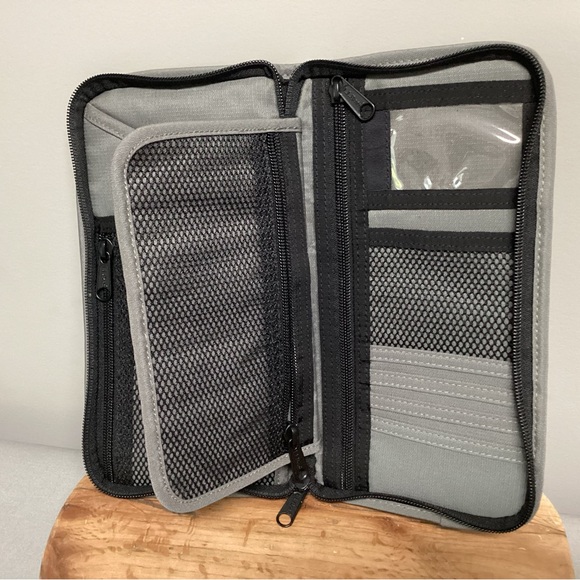 ⚫️ L L Bean Documents / Passport / Travel Organizer - Unisex - Excellent - Picture 6 of 12